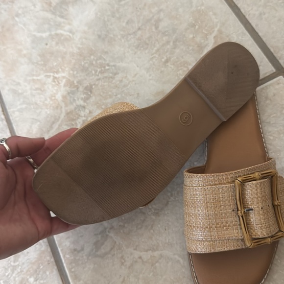 Universal Thread sandals size 6 - Picture 2 of 4